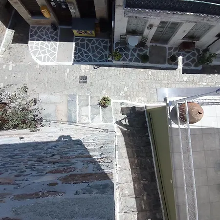 Daire Kalderimi 'olive Green' Traditional House