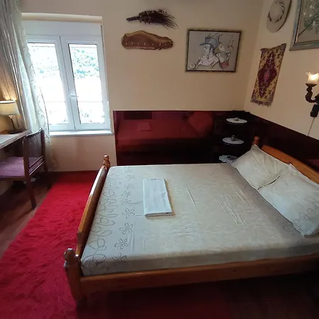 Daire Kalderimi 'olive Green' Traditional House