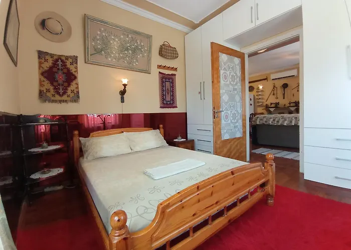 Kalderimi 'olive Green' Traditional House Promirion